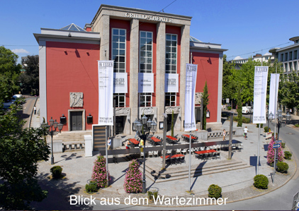 Blick auf das Grillo-Theater vom Wartezimmer der Praxis aus