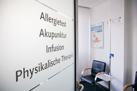 Behandlungsraum für Allergietest, Akupunktur und Infusion