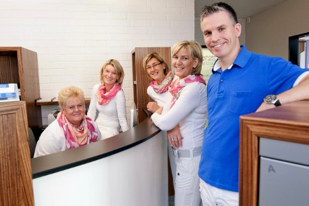 Praxisteam am Empfang der HNO-Praxis am Grillo-Theater
